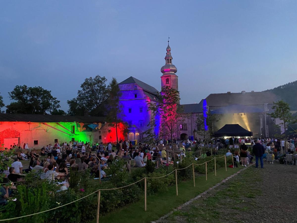 Zamek Sarny - Schloss Scharfeneck Klodzko Luaran gambar