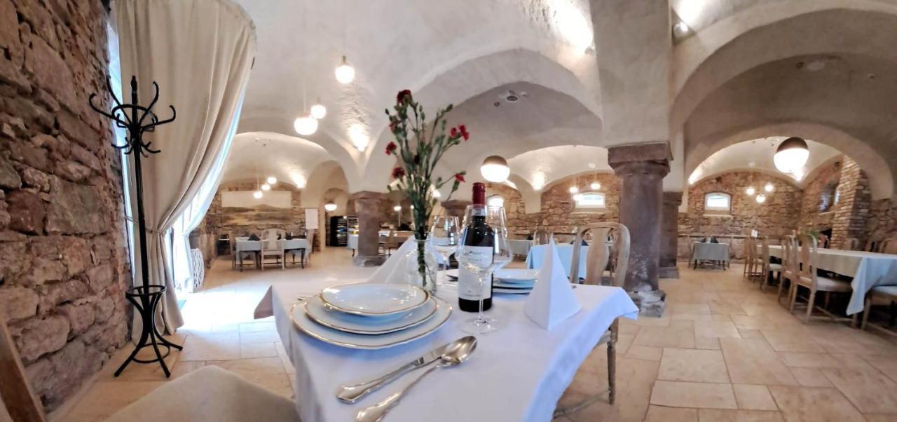 Zamek Sarny - Schloss Scharfeneck Klodzko Luaran gambar
